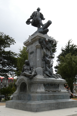 Magellan statue at Plaza de Armas